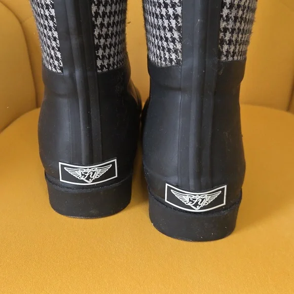 Stylish Forever Young Black and White Women's Boots Sz 10 - Picture 2 of 4